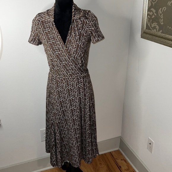 BCBG MaxAzria brown print wrap around circular dress V cleavage Sz M - Picture 1 of 6